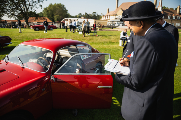 Juroren mit Bowler-Hüten bei der Beurteilung eines Zagato-Coupés – Zoute Concours d'Élégance 2021