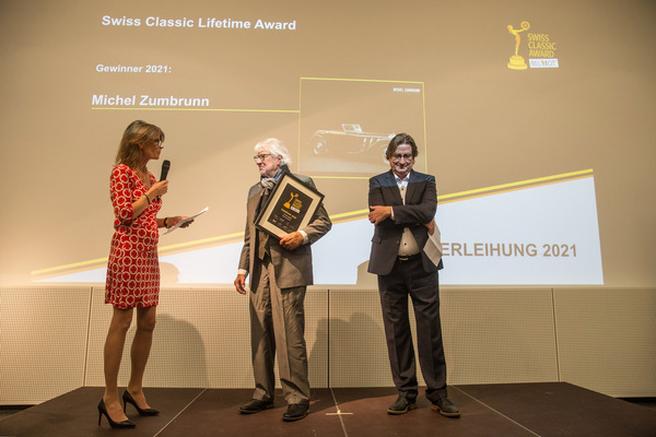 Bild Jurorin Dörte Welti gratuliert Michel Zumbrunn – Swiss Classic Award 2021