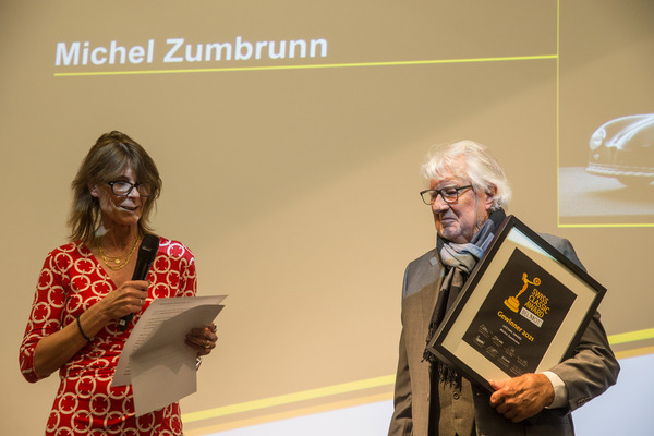 Jurorin Dörte Welti gratuliert Michel Zumbrunn – Swiss Classic Award 2021