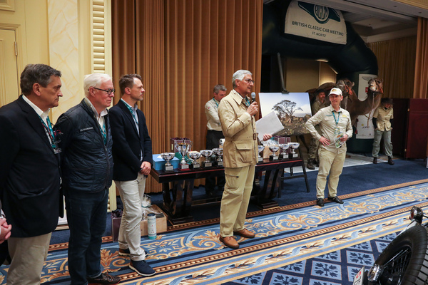 Jury-Präsident Marco Makaus erklärt die Umstände - 30. BCCM St. Moritz "Safari Edition" 2024