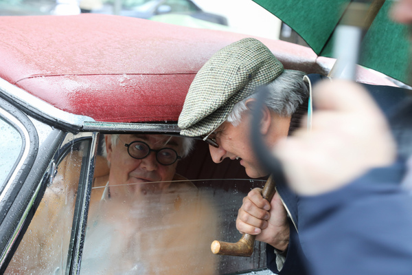 Jury-Präsident Marco Makaus spricht mit einem Concours-Teilnehmer - 30. BCCM St. Moritz "Safari Edition" 2024