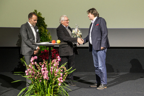 Jurypräsident Urs P. Ramseier verabschiedet Norbert Wicht vom VCCSR aus seinen Diensten in der Jury für die Romandie, Nachfolger wird Jean-Marc Kohler – Swiss Classic Awards 2025, Luzern