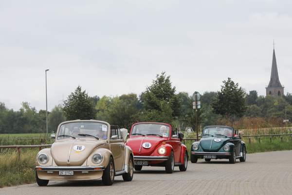 Käfer-Cabriolet-Gruppe beim Fahren zur Fähre über den Rhein - Internationales Käfer-Cabrio-Treffen von Deutschland 2025