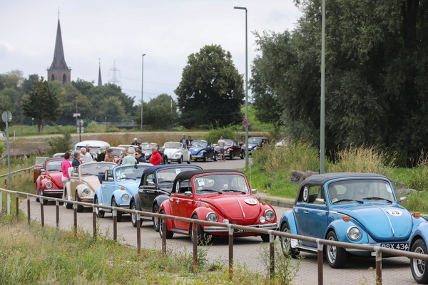 Käfer-Cabriolet-Kolonne in Warteposition für die Rhein-Überfahrt - Internationales Käfer-Cabrio-Treffen von Deutschland 2025