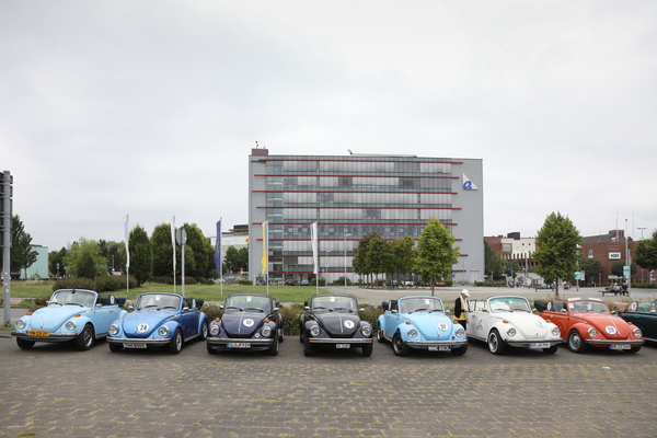 Käfer Cabriolets der Typen 1303 und 1302 beim Sterkrader Tor in Oberhausen - Internationales Käfer-Cabrio-Treffen von Deutschland 2025