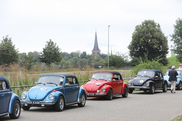 Käfer Cabriolets der Typen 1303 und 1302 beim Warten auf die Fähre - Internationales Käfer-Cabrio-Treffen von Deutschland 2025