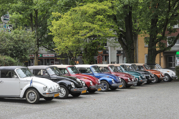 Käfer-Cabriolets des Typs 1303 vor dem Parkhotel Oberhausen - Internationales Käfer-Cabrio-Treffen von Deutschland 2025