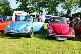 Käfer-Cabriolets sind in Bockhorn immer in ausreichender Stückzahl und Farbpalette vertreten. Hier sehen wir zwei 1303-Cabriolets, jedoch mit völlig unterschiedlicher Anordnung der Blinker. – Bockhorner Oldtimermarkt 2025