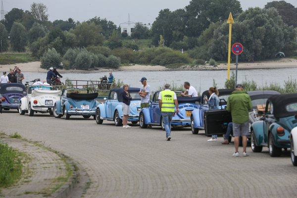 Käfer-Kolonne beim Warten auf die Fähre - Internationales Käfer-Cabrio-Treffen von Deutschland 2025