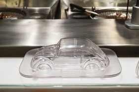 Käferkränzchen: Gläserne Backform für Käfer und Kuchen – 75 Jahre VW in der Schweiz