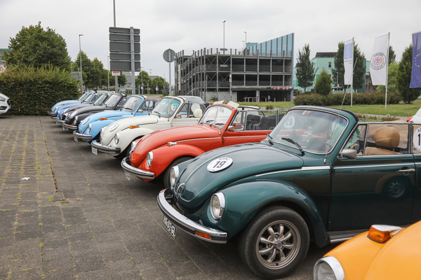 Kàfer-Cabrioelts beim Sterkrader Tor in Oberhausen - Internationales Käfer-Cabrio-Treffen von Deutschland 2025