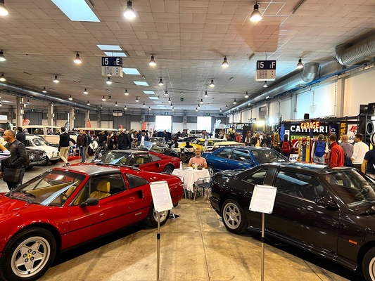 Kaffeekränzchen zwischen italienischen Sportwagen – Auto e Moto d'Epoca 2022