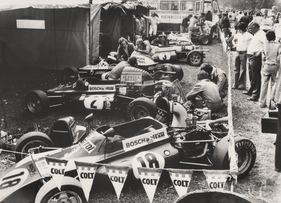 Kaimann-Super V-Camp beim Europa-Lauf am Norisring 1975. Ganz hinten seht Keke Rosbergs Auto (3).
