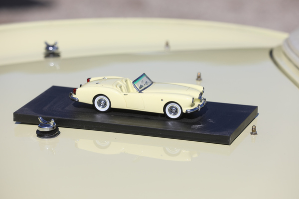 Kaiser Darrin Roadster (1954) - passendes Modell dabei - 19. ASC Classic-Gala Schwetzingen 2023