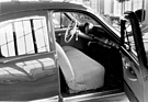 Kaiser Deluxe (1951) - gut sichtbar der Handbremsenhebel in Pistolengriffform, gezeigt am Genfer Salon 1951