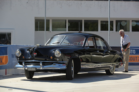 Kaiser Deluxe (1951) - sehr fortschrittlich geformte amerikanische Limousine - Dolder Classics August 2018