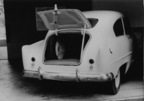 Kaiser Henry J (1951) - Blick in den nun von aussen zugänglichen Kofferraum mit Reserverad