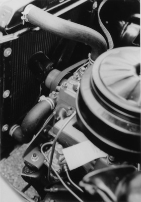 Kaiser Henry J (1951) - Blick unter die Haube der Sechszylinderversion