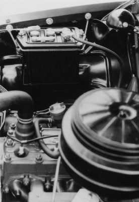 Kaiser Henry J (1951) - Blick unter die Haube der Sechszylinderversion