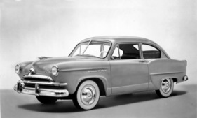 Kaiser Henry J Corsair DeLuxe (1952) - mit neu gestaltetem Kühlergrill und geändertem Heck