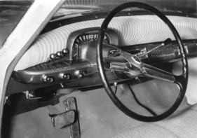 Kaiser Manhattan (1954) - eigenartiges Instrumentenbrett und Lenkrad - Genfer Automobilsalon 1954