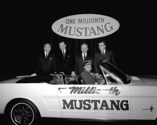 Kapitän Stanley Tucker mit Gene Bordinat, Lee Iacocca und Donald Frey im millionsten Ford Mustang.