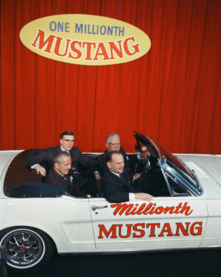 Kapitän Stanley Tucker mit Gene Bordinat, Lee Iacocca und Donald Frey im millionsten Ford Mustang.