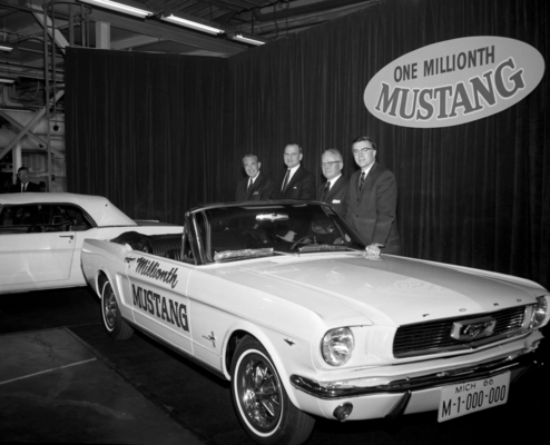 Kapitän Stanley Tucker und sein Ford Mustang, der erste und der millionste Ford Mustang neben Tucker, Gene Bordiat, Lee Iacocca und Donald Frey
