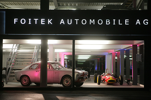 Karl Foiteks Rennwagen im Schaufenster seines neuen Betriebes