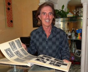 Karl Günter Peters mit einem seiner vielen Alben