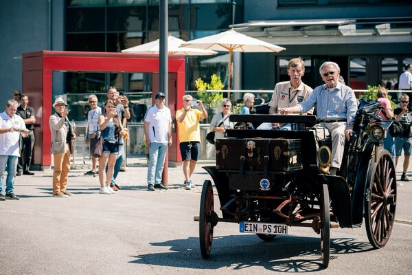 Bild: Karl-Heinz Rehkopf (r.) und Walter Röhrl drehen die ersten gemeinsamen Runden mit der Benz Victoria Nr. 99 aus dem Jahr 1894