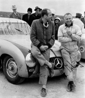 Karl Kling und Beifahrer Hans Klenk an der Carrera Panamericana nach dem Umfall mit dem Geier