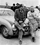Karl Kling und Beifahrer Hans Klenk an der Carrera Panamericana nach dem Umfall mit dem Geier