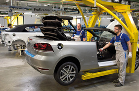 Karmann gibt es nicht mehr. Die Kapazitäten hatte sich VW mit Volkswagen Osnabrück gesichert, um am traditionsreichen Standort das Cabriolet zu fertigen. (2007)