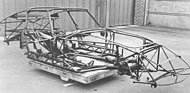 Bild: Karosserie-Rohrgerüst auf dem Chassis des Ferrari 250 GTO