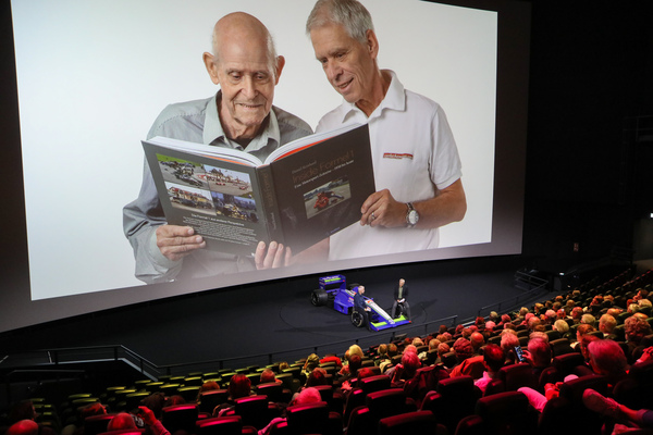 "Katastrophen-Sepp" und Daniel Reinhard mit Daniels neuestem Buch – "Trophäen der Zeit – Die Fotografendynastie Reinhard" im Verkehrshaus der Schweiz in Luzern
