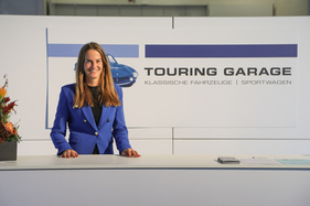 Katrin Rau von der Touring Garage freut sich auf ihre Kunden - Auto Zürich 2022 Katrin Rau von der Touring Garage freut sich auf ihre Kunden - Auto Zürich 2022