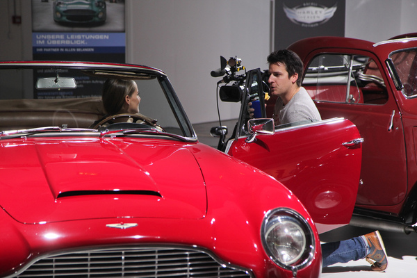 Bild Katrin Rau von der Touring Garage wird von Tele Züri interviewt - Auto Zürich 2019