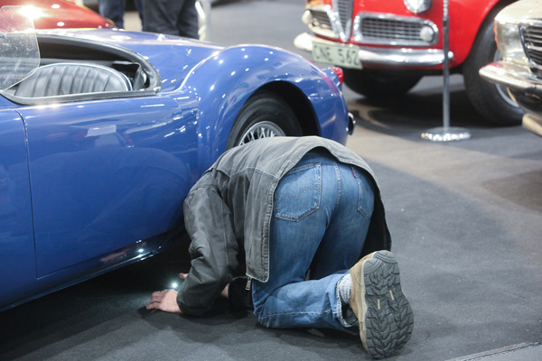 Kaufinteressenten schauten sich die Ware schon einmal genauer an - Bremen Classic Motorshow 2019