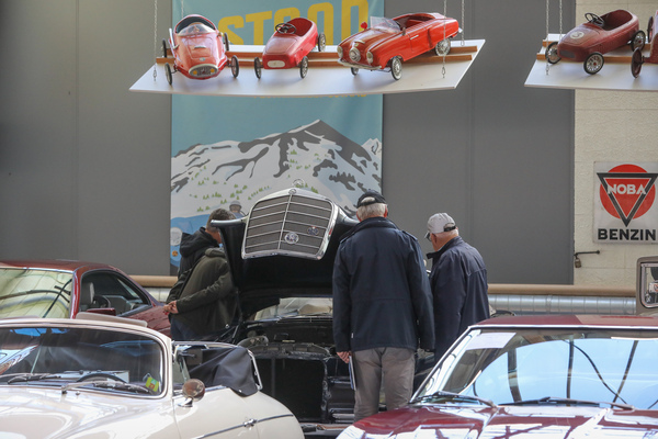 Kaum ist eine Haube offen, wird eifrig gefachsimpelt - Versteigerung der Oldtimer Galerie Toffen am 14. Oktober 2023