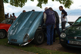 Kaum ist eine Motorhaube offen, scharen sich Besucher darum - Swiss Classic British Car Meeting Morges 2019