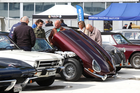 Kaum ist eine Motorhaube offen, scharen sich die Leute darum - Dolder Classics Mai 2019 Kaum ist eine Motorhaube offen, scharen sich die Leute darum - Dolder Classics Mai 2019