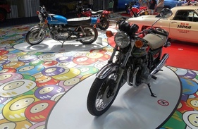 Kawasaki Z 900 (1973) – dahinter eine Suzuki GS 750 von 1977 – Sonderausstellung "Big in Japan" in der Autoworld Brüssel