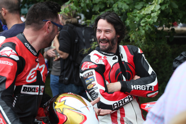 Keanu Reeves spasst mit Rennfahrern herum - Goodwood Festival of Speed 2016