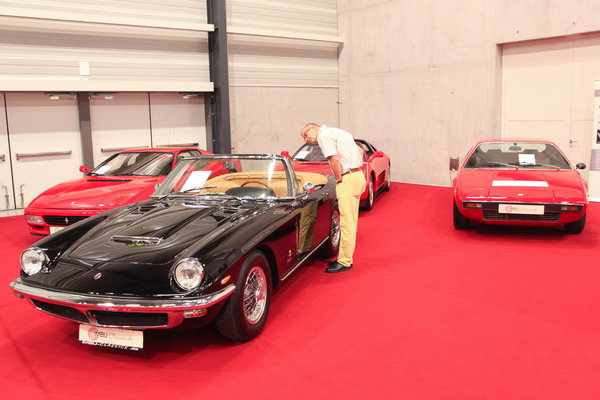 Kein Aufwand für Standbau, dafür mit schönen Fahrzeugen gekommen - Swiss Classic World 2015