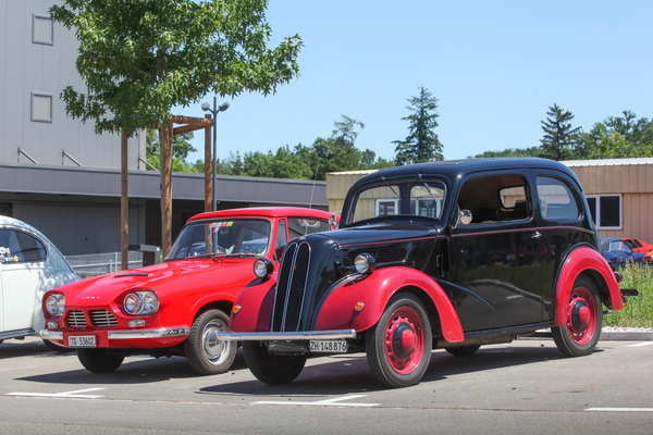 Kein BMW sondern ein Ford Anglia der frühen Fünfzigerjahre - Autohalle Sunday Classics Juni 2022