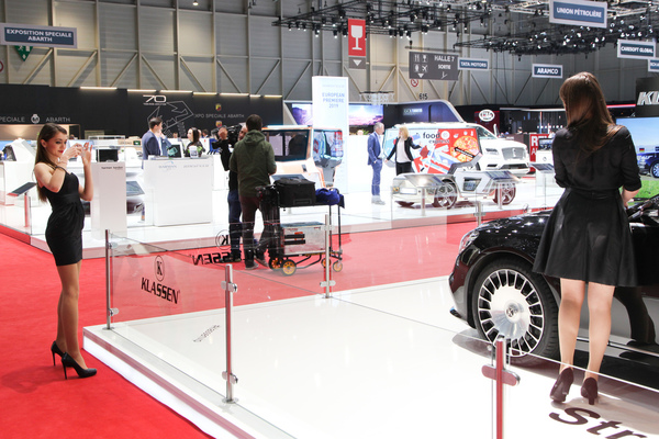 Kein Me Too - Model nimmt Model in den Fokus (des Mobiltelefons) - Genfer Automobilsalon 2019