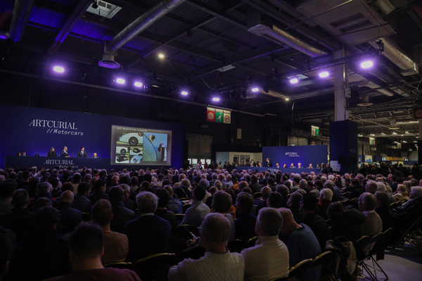 Kein Stuhl blieb frei, einige Interessenten müssen stehen – Artcurial-Versteigerung – Rétromobile Paris 2025
