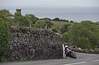 Bild: Kein Zentimeter wird verschenkt - Isle of Man Tourist Trophy (TT) 2017