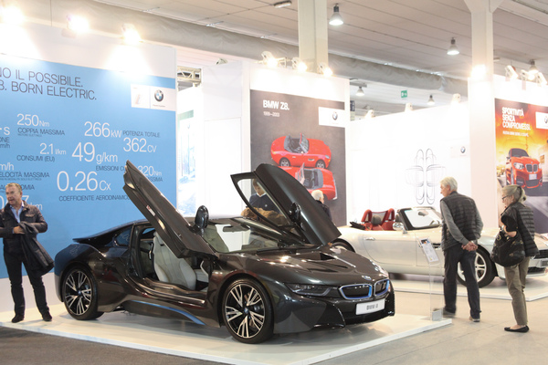 Bild: Keine Angst vor neuen Autos - BMW i8 war ein Publikumsmagnet - Auto e Moto d'Epoca 2014